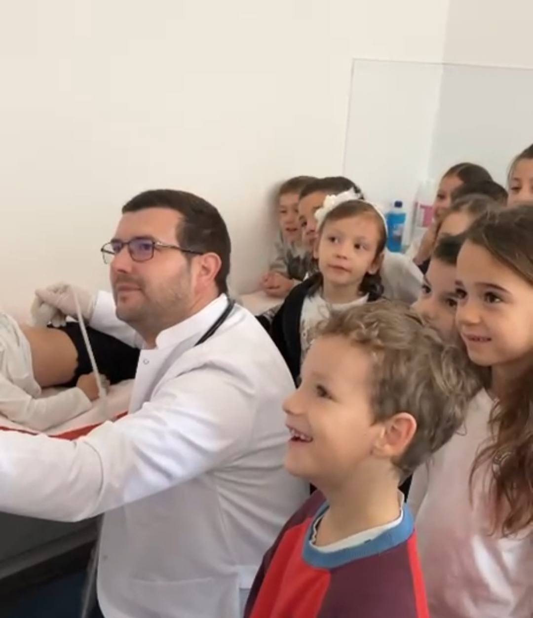 Dr. Alexandru Nechifor prezentând copiilor instrumente medicale