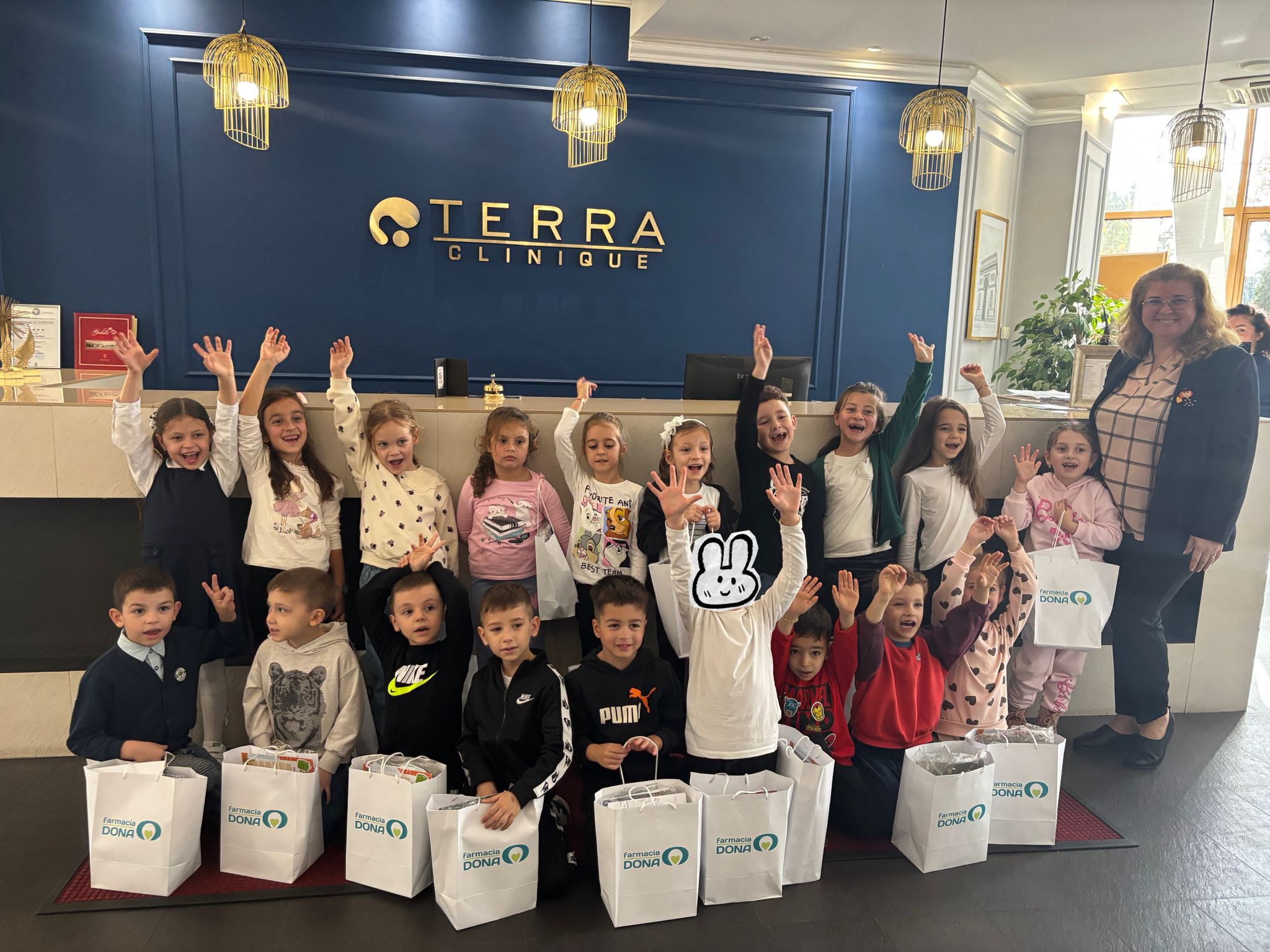 Copii în fața recepției clinicii Terra
