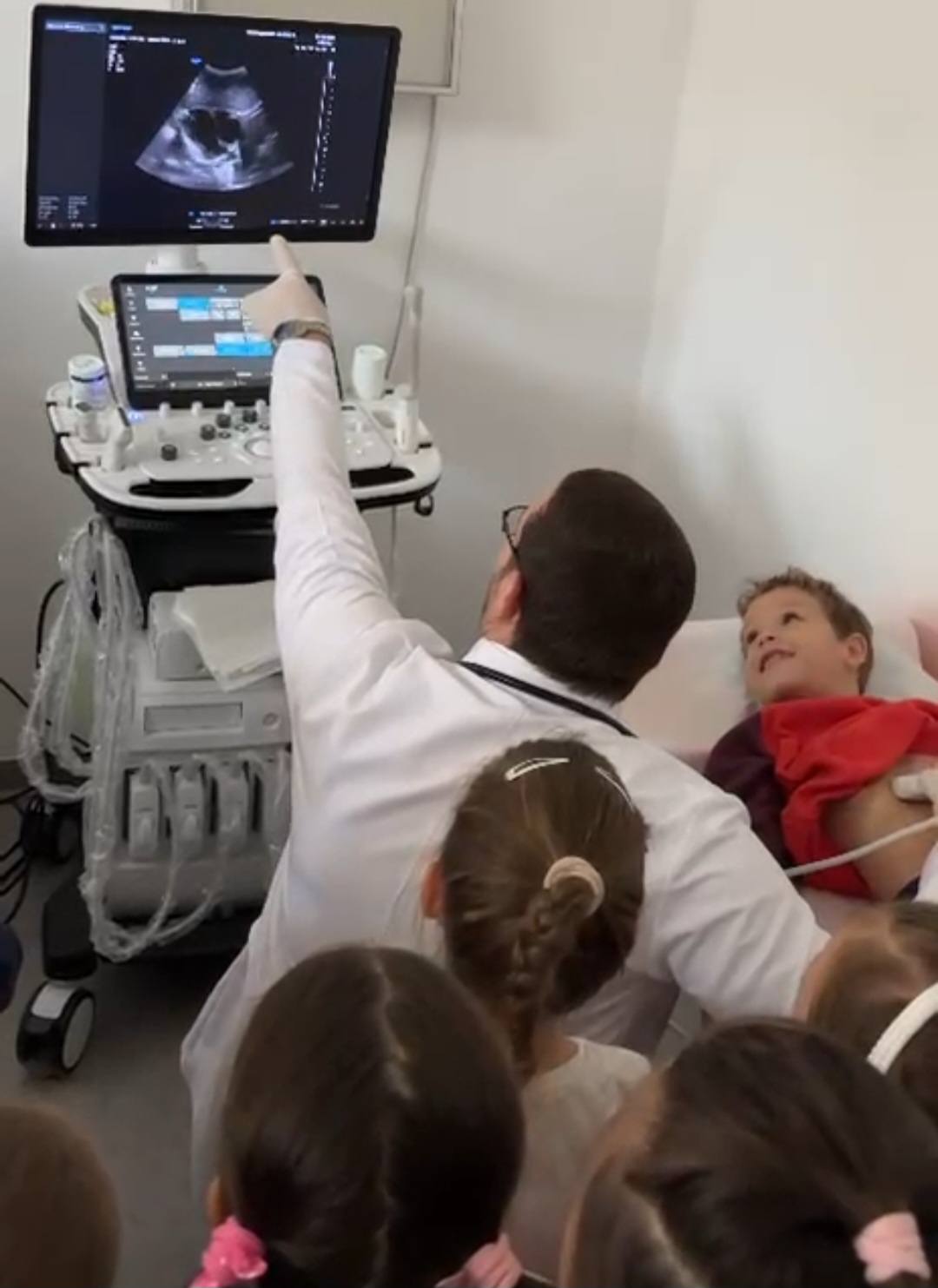 Dr. Alexandru Nechifor arătând ecografia unui copil